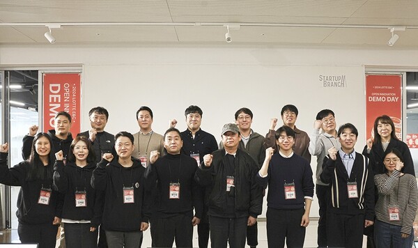 지난 9일 서울 삼성동 코엑스에서 롯데건설, 스타트업 등 관계자들이 데모데이를 진행하고 기념촬영을 하고 있다. (사진제공=롯데건설)