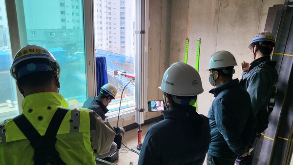 유리 난간 집중하중 시험을 하는 모습 (사진제공=두산건설)