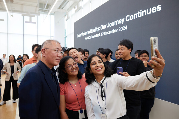 타운홀미팅이 끝난 후 HMGICS 직원들과 셀피를 촬영하고 있는 정의선 회장.