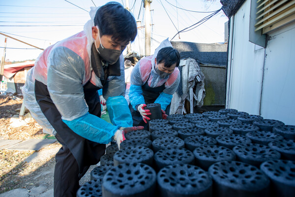 호반사랑나눔이 봉사단원들이 연탄나눔 봉사활동을 하고 있다. (사진제공=호반그룹)