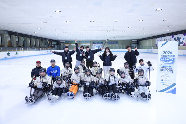 2024 기초종목 동계 스포츠캠프 우미점프업 참가자들이 아이스하키를 체험한 후 기념사진을 촬영하고 있다. (사진제공=우미희망재단)