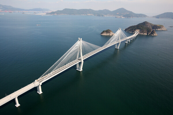 대우건설이 준공한 거가대로의 사장교(거가대교)구간 (사진제공=대우건설)