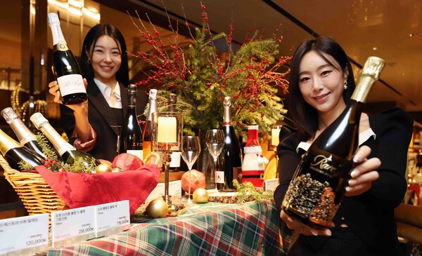 신세계백화점 강남점 하우스 오프 신세계가 팝업스토어를 열고 연말 파티에 어울리는 샴페인을 한데 모아 선보인다. (사진제공 신세계百)