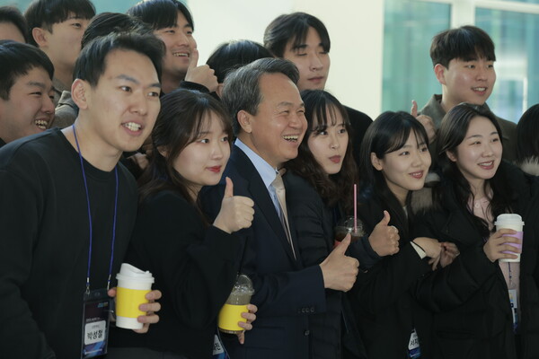 진옥동 신한금융 회장(가운데)이 지난 18일 경기도 기흥 신한은행 블루캠퍼스에서 열린 그룹 신입직원 공동 연수 현장을 찾아 그룹 신입직원들과 기념촬영을 하고 있다. [출처: 신한금융그룹]