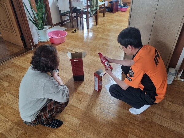 복권기금이 지원된 강원도 취약계층 등 주택용 소방시설 보급 사업의 일환인 소방안전교육을 실시하는 모습 [사진=강원소방본부]