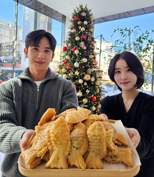 KCC가 연말을 맞아 구성원들에게 갓 구운 붕어빵을 제공하는 이벤트를 진행했다. (사진제공=KCC)