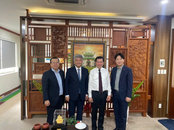 대우건설 정원주 회장(왼쪽 두 번째)이 응우옌 홍 린 (Nguyen Hong Linh) 동나이성 당서기장(오른쪽 두 번째)을 면담했다. (사진제공=대우건설)