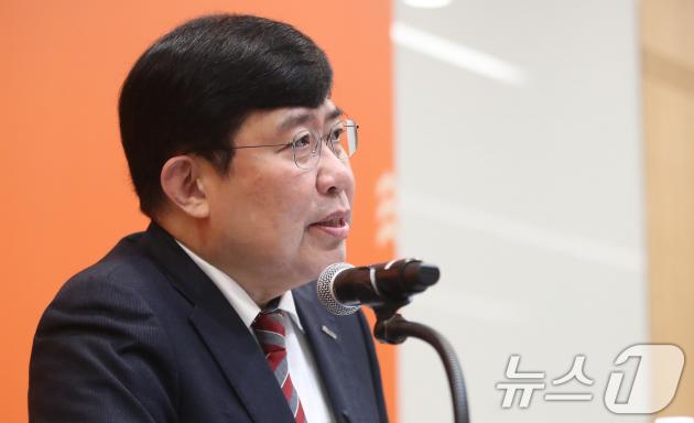 윤창현 코스콤 사장이 3일 오전 서울 영등포구 여의도 코스콤 본사에서 열린 취임 100일 기자간담회에서 취재진 질문에 답하고 있다. 2024.12.3/뉴스1 ⓒ News1 임세영 기자