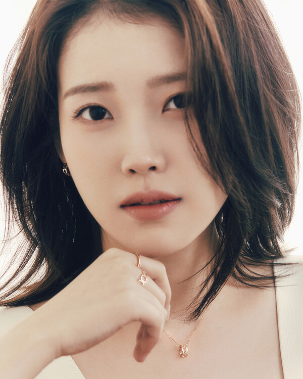 아이유와 함께한 제이에스티나 신년 캠페인 화보 (사진제공=제이에스티나)