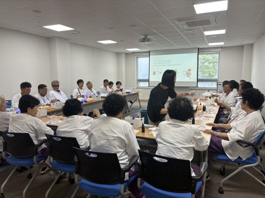 복권기금으로 운영되는 전라남도 마음건강치유센터의 ‘마음의 온기’ 프로그램에 참여한 참가자들의 모습 [사진=전라남도 마음건강치유센터]
