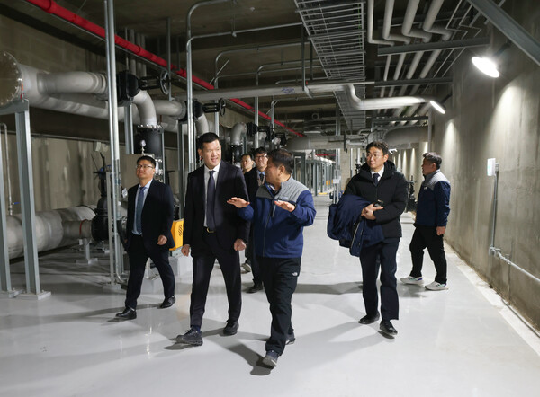 허윤홍 GS건설 대표가 준공식을 마치고 현장 관계자의 설명을 들으며 현장을 둘러보고 있다. (사진제공=GS건설)