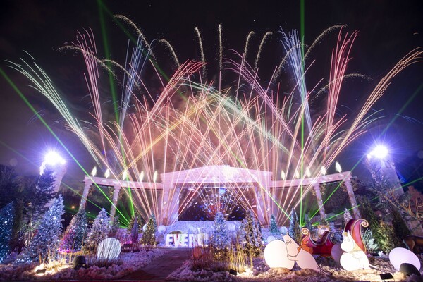 에버랜드에서 펼쳐지고 있는 멀티미디어 불꽃쇼 '무민 불꽃놀이' 공연