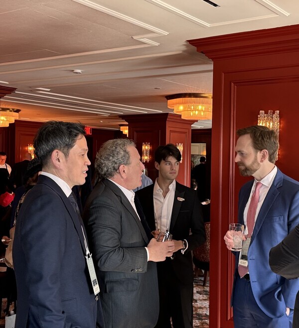 신정용진 회장(왼쪽)이 20일(현지시간) 부통령 JD벤스 주관 네트워킹 행사에서 씨티그룹 임원이었던 마이클 클라인(가운데)과 트럼프 행정부의 연방거래 위원장으로 지명 된 앤드류 퍼거슨(오른쪽)과 만나 대화를 나누고 있다. (사진=신세계그룹)