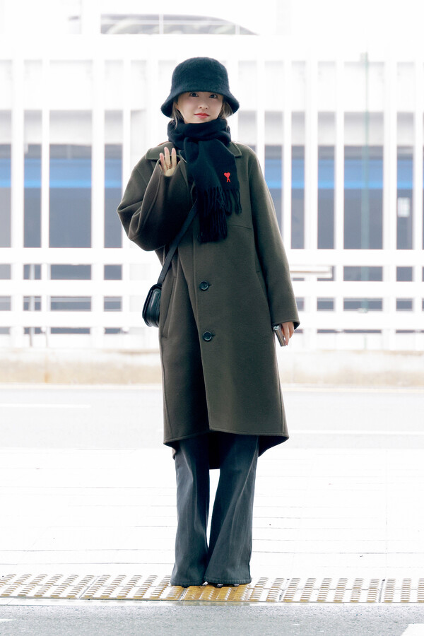 박보영이 스타일리시한 청순하면서도 러블리한 공항패션으로 화제를 모았다. (사진제공=아미)