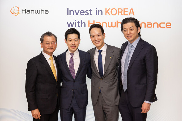 한화생명과 셀라돈 파트너스가 22일(현지시간) 스위스에서 열린 세계경제포럼에서 아시아 시장 진출 확대를 위한 MOU를 체결했다. 왼쪽부터 한화생명 여승주 부회장, 애셔 슈 셀라돈파트너스 전무, 한화생명 김동원 사장, 도날드 탱 셀라돈파트너스 대표이사다. [출처: 한화생명]