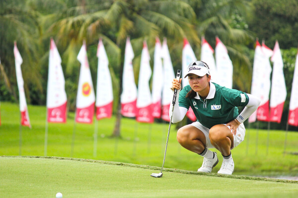 KLPGA 2025 드림투어 인도네시아 여자오픈 18번홀에서 퍼팅 라이를 살피는 황유나 (사진제공=아시아골프리더스포럼)