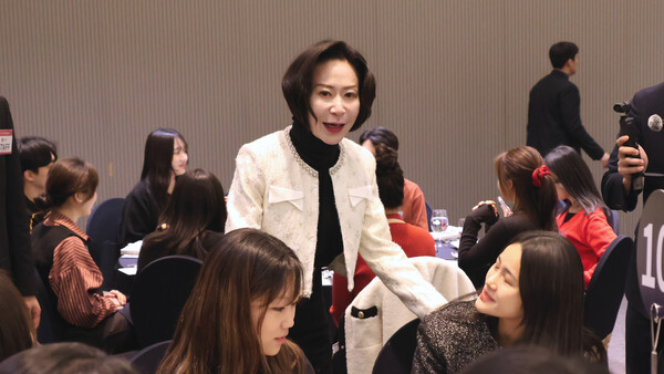 롯데장학재단 장혜선 이사장 LOPE 소속 롯데장학생들과 함께 대화를 나누고 있다. (사진제공=롯데장학재단)