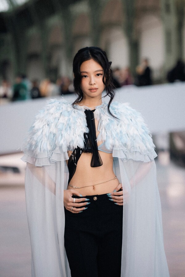 샤넬 2025 봄-여름 오뜨 꾸뛰르 컬렉션 쇼에 참석한 제니 (사진제공=샤넬)