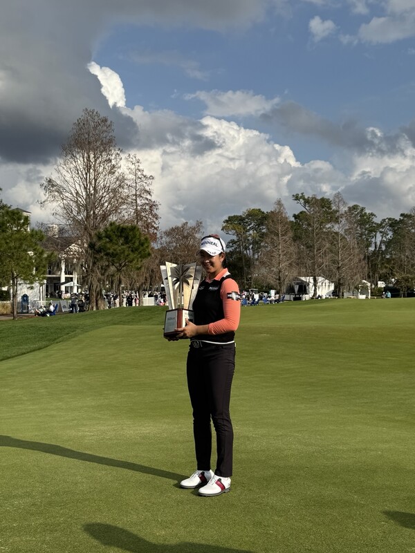우승컵을 든 김아림 (사진제공=와우매니지먼트그룹)