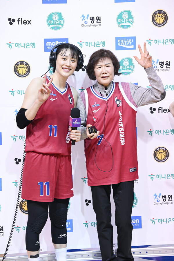 사제지간 인터뷰에 응한 강이슬 선수(왼쪽)와 박정숙 선수 [출처: KB국민은행]