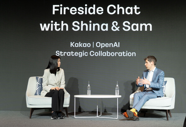 샘 올트먼 오픈AI CEO의 발언을 경청하는 정신아 대표(왼쪽) [출처: 카카오]