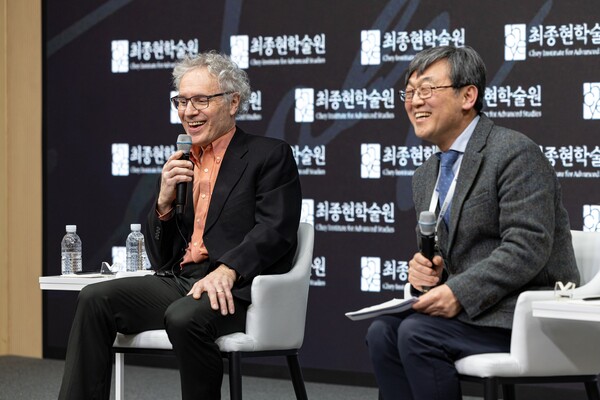 2024년 노벨 생리의학상 수상자인 빅터 앰브로스 매사추세츠대 교수(사진 왼쪽)가 7일 최종현학술원(서울 강남구 한국고등교육재단빌딩)의 초청 강연에서 이준호 서울대 교수(오른쪽)와 대담하고 있다.