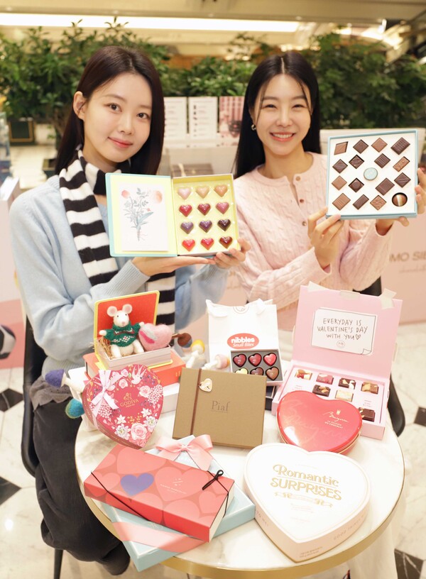 발렌타인데이를 앞두고 신세계백화점 강남점에서 모델들이 초콜릿을 소개하고 있다. (사진제공 =신세계백화점)
