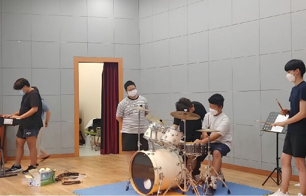 가정 밖 청소년들의 문화 활동 지원을 위해 복권기금으로 운영되는 청소년쉼터 음악 활동 프로그램에 참여한 청소년들의 모습[사진=여성가족부]