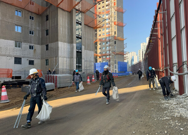 호반건설 건설현장의 3無3行 청결문화 운동을 진행하고 있는 모습 (사진제공=호반건설)