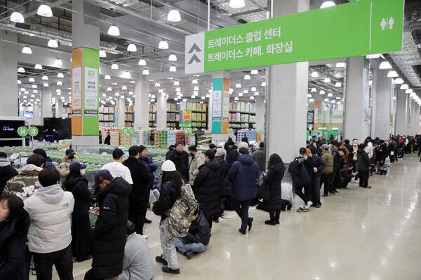 이마트 마곡점이 오픈 첫날 쇼핑객들로 긴 대기줄이 형성됐다. (사진제공=이마트)