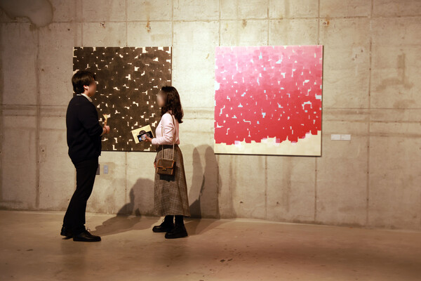  ‘설렘, 아트나잇’에서 명화 데이트를 즐긴 남녀 [출처: 한화손해보험]