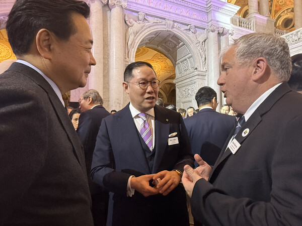 조현상 HS효성 부회장이 조현동 주미대사, 맷 머레이 미국 APEC 대사를 만나 양국 협력 방안을 논의하고 있다. (왼쪽부터)조현동 주미대사, 조현상 HS효성 부회장, 맷 머레이 미국 APEC 대사 (사진=HS효성) 