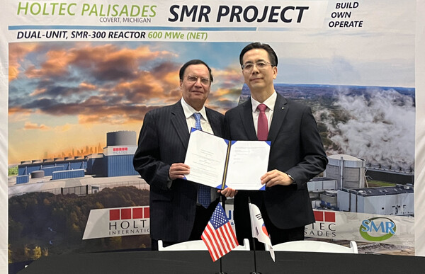25일(현지시간) 미국 팰리세이즈 원자력발전단지에서 크리스 싱 홀텍 회장(왼쪽)과 이한우 현대건설 대표이사가 확장 협력 합의서에 서명한 후 기념촬영을 하고있다. (사진=현대건설)