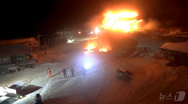 화염에 휩싸인 무주 덕유산 설천봉 상제루쉼터 .(전북자치도 소방본부 제공)/뉴스1