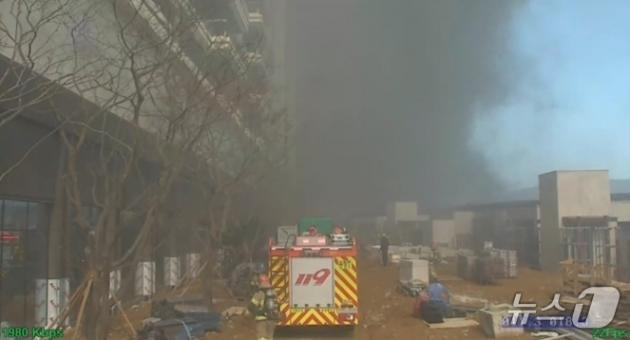 14일 오전 부산 기장군 반얀트리 호텔 신축 공사장에서 화재가 발생해 현재까지 6명이 심정지 상태에 빠졌다. (부산소방재난본부 제공, 재판매 및 DB 금지)2025.2.14/뉴스1