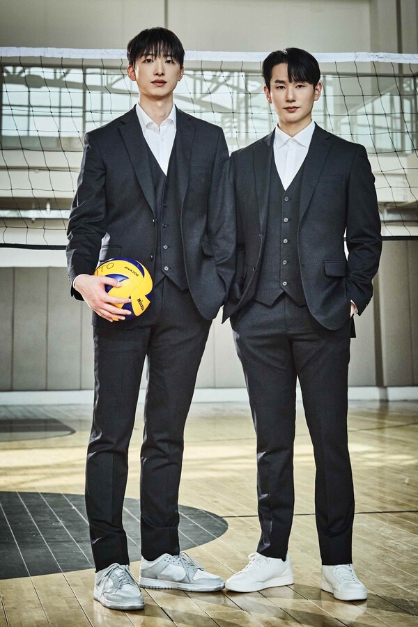 (왼쪽부터) 배구선수 박태환, 이민욱 (사진=코오롱FnC)