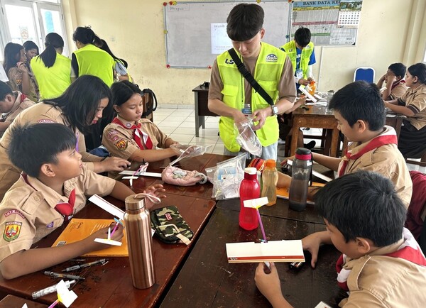  * 지난해 8월, LS 대학생 해외봉사단 27기 단원들이 인도네시아 단비 초등학교에서 학생들을 대상으로 과학키트 만들기 체험학습을 진행하고 있다.