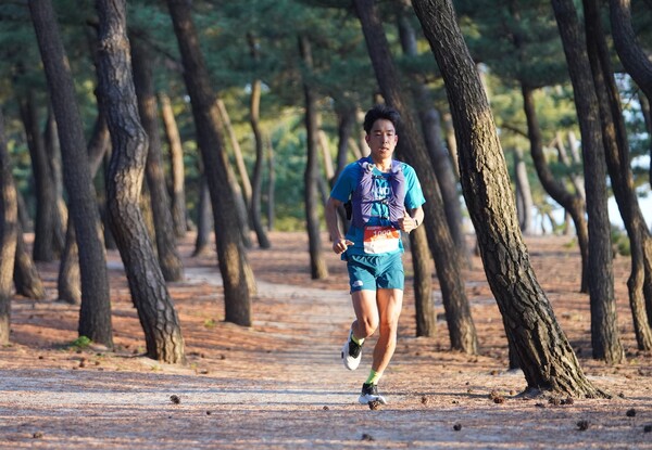 ‘2024 TNF 100 강원’ 100km부문에서 우승을 차지한 김지섭 선수 (사진 = 노스페이스)