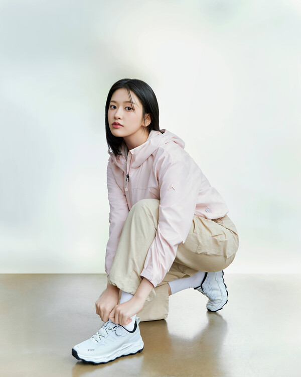 네파 휘슬라이저 프로를 착용하고 있는 아이브 안유진 (사진제공=네파)