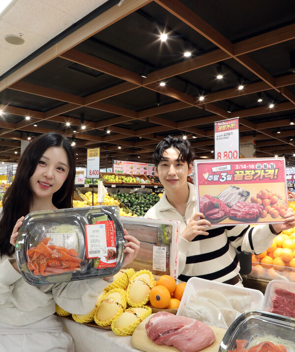 이마트 용산점에서 모델들이 봄철 입맛을 돋우는 다양한 먹거리를 소개하고 있다. (사진=이마트)