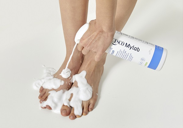 세스코는 자사 온라인몰 세스코몰에서 ‘마이랩 항균 풋샴푸’ 할인 프로모션을 진행한다. 거품 스프레이 타입으로, 허리를 숙이지 않고 간편하게 발에 뿌려 사용 가능하며 밀착력 우수한 조밀 미세 거품으로 각질세정, 발냄새를 제거한다.