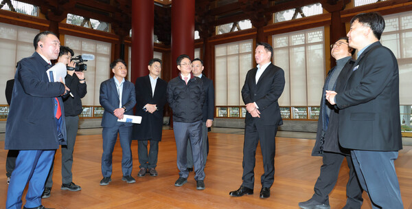 최태원 대한상의 회장과 이철우 경북도지사가 APEC CEO 서밋 개최 현장을 점검하고 있다. (사진=대한상공회의소)