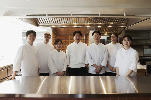 래코드가 제작한 셰프복을 입은 모수 직원들 (사진제공= 코오롱FnC)