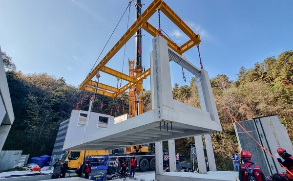 용인 기술연구원 내에 시공된 PC 라멘조 모듈러 목업 시공 모습(사진=현대건설)