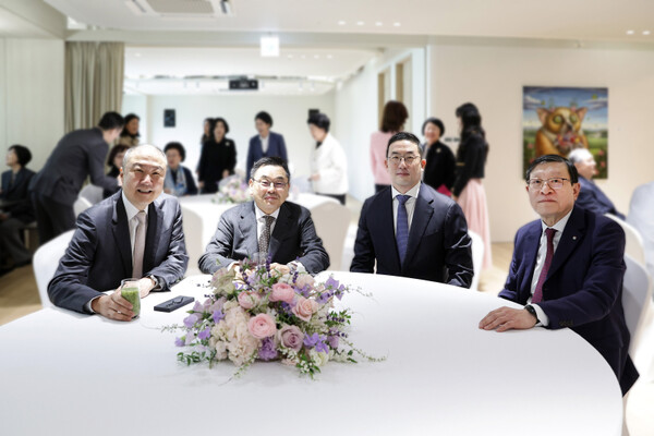  * 구자은 LS 회장, 구본상 LIG회장, 구광모 LG 회장, 허태수 GS 회장(왼쪽부터)이 GS 창립 20주년과 GS아트센터 개관 기념 행사에서 담소를 나누고 있다. 사진=GS그룹