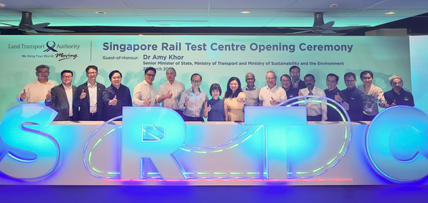 GS건설 조성한 인프라사업본부장 (사진 왼쪽 세번째)와 에이미 코르(Dr. Amy Khor) 교통부 선임장관 (사진 왼쪽 여덟번째) 외 내빈들이 준공식 행사 후 기념사진 촬영을 하고 있다. (사진제공=GS건설)