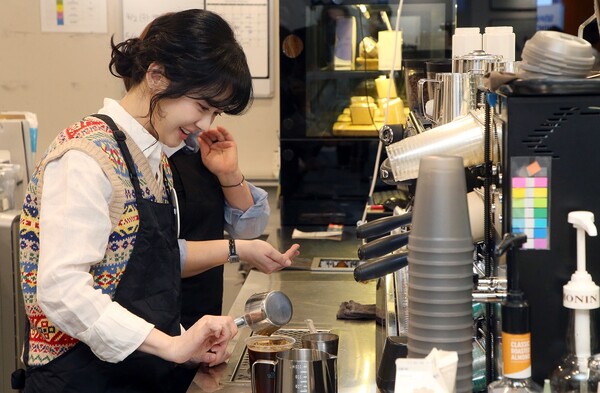 장나라가 지난 3월 31일 서울 중구 신한은행 본점 1층 카페스윗에서 아이스 아메리카노를 제조했다. [출처: 신한은행]