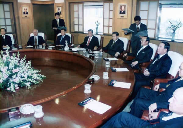 IMF 외환 위기 직후인 1998년 1월 전경련 회장단 회의에서 최종현 SK 선대회장(좌석 왼쪽 4번째)이 발표를 경청하고 있다. 그는 그해 8월 별세했다. 고 최종현 회장을 비롯해 고 이건희 삼성그룹 회장, 고 김우중 대우그룹 회장, 정몽구 현대차그룹 회장 등 재계 리더들이 1997년 11월 IMF 구제금융 신청 두 달 뒤, 최초의 야당 정권인 김대중 정부 출범 한 달 전 고뇌하는 모습이 생생하게 담겨 있다. 