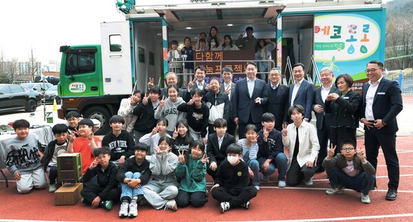 제6차 다함께 나눔프로젝트: 최태원 대한상의 회장과 코오롱그룹 이규호 부회장 등 주요 참석자 및 초등학생들이 찾아가는 에너지 학교 '에코 롱롱' 교육차량 앞에서 기념촬영을 하고 있다. (사진=코오롱)
