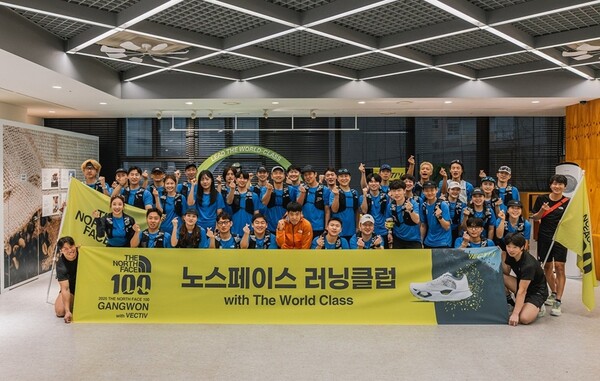 노스페이스가 지난 5일 개최한 ‘노스페이스 러닝클럽’ 행사에서 참가자들이 기념 촬영을 하고 있다. (사진=노스페이스)